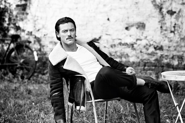 Schwarz-Weiß-Foto-Shooting von Luke Evans