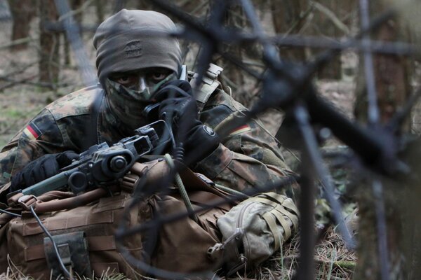 Soldat dans l armée avec des armes. Exercices de combat