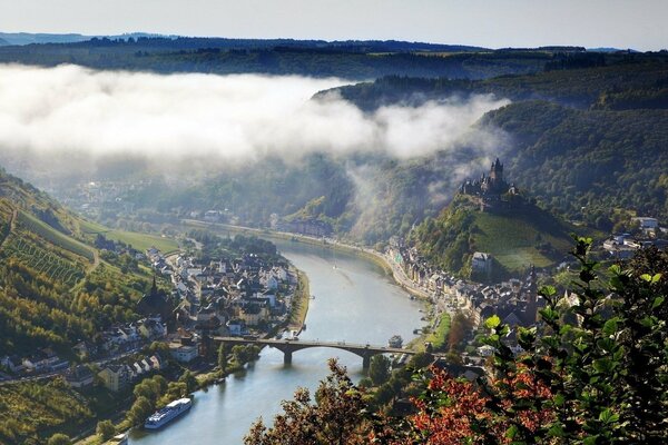 Brouillard sur les villes dans les belles montagnes