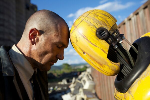 Uomo e robot fronte a fronte