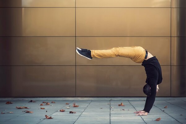 Photo male gymnast on the street