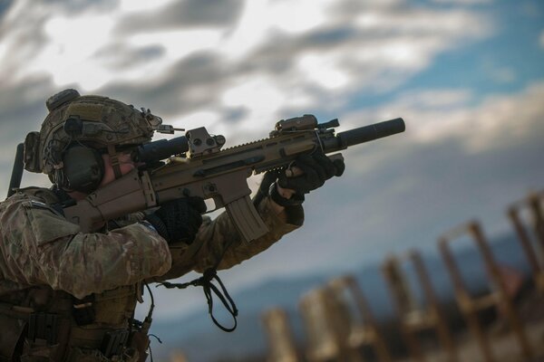 Soldat armé en uniforme