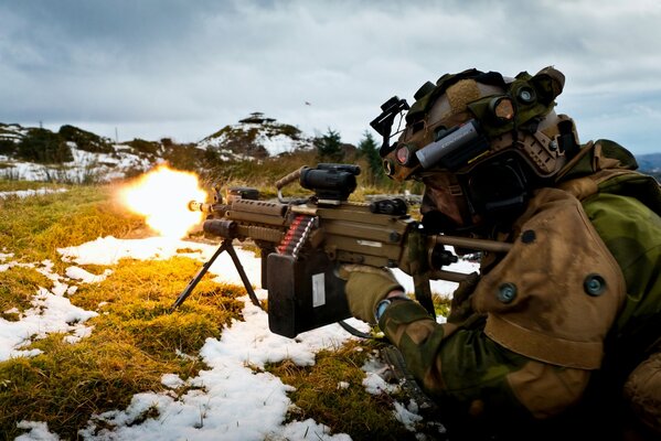 Soldat schießt, norwegische Armee