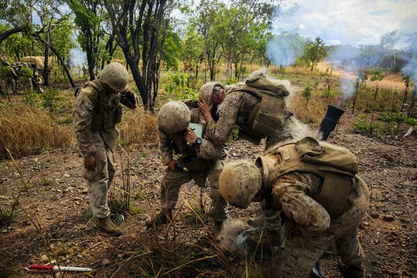 Soldaten in der Armee in Farben mit Mörsern