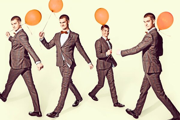 Photoshoot des hommes avec des boules rouges