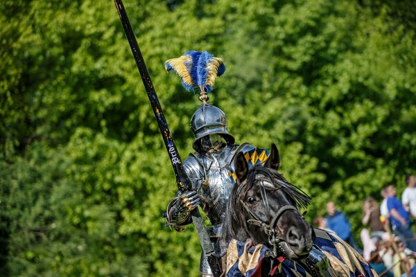 Un caballero con armadura monta un caballo