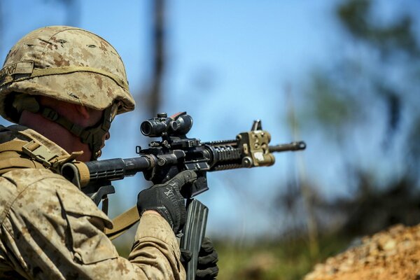 Soldat avec des armes visant