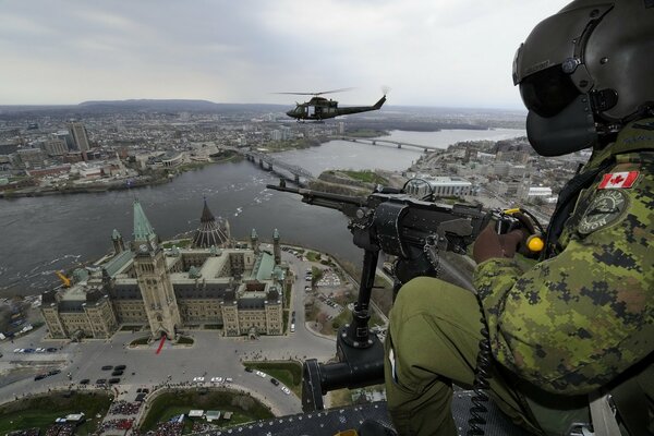 Scharfschütze wartet auf seinen Helikopter