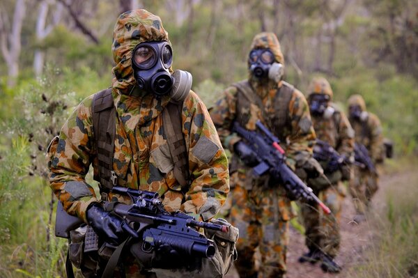 Soldats en tenue de camouflage