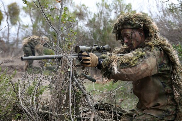 Japanischer Soldat zuerst in Selbstverteidigung