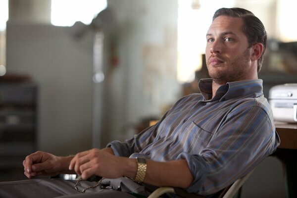 Tom Hardy im Sessel