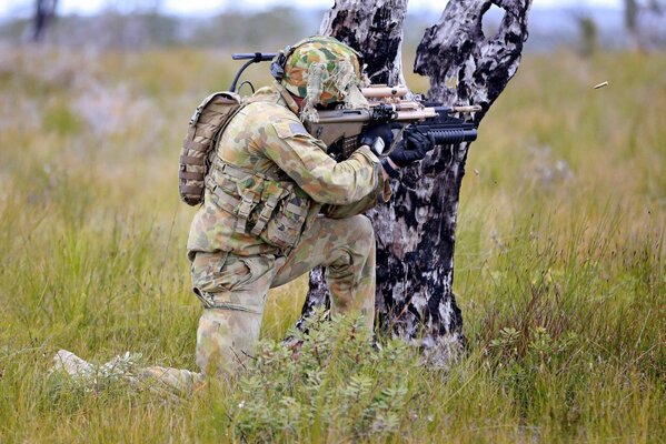 Australische Armeesoldaten mit Waffen