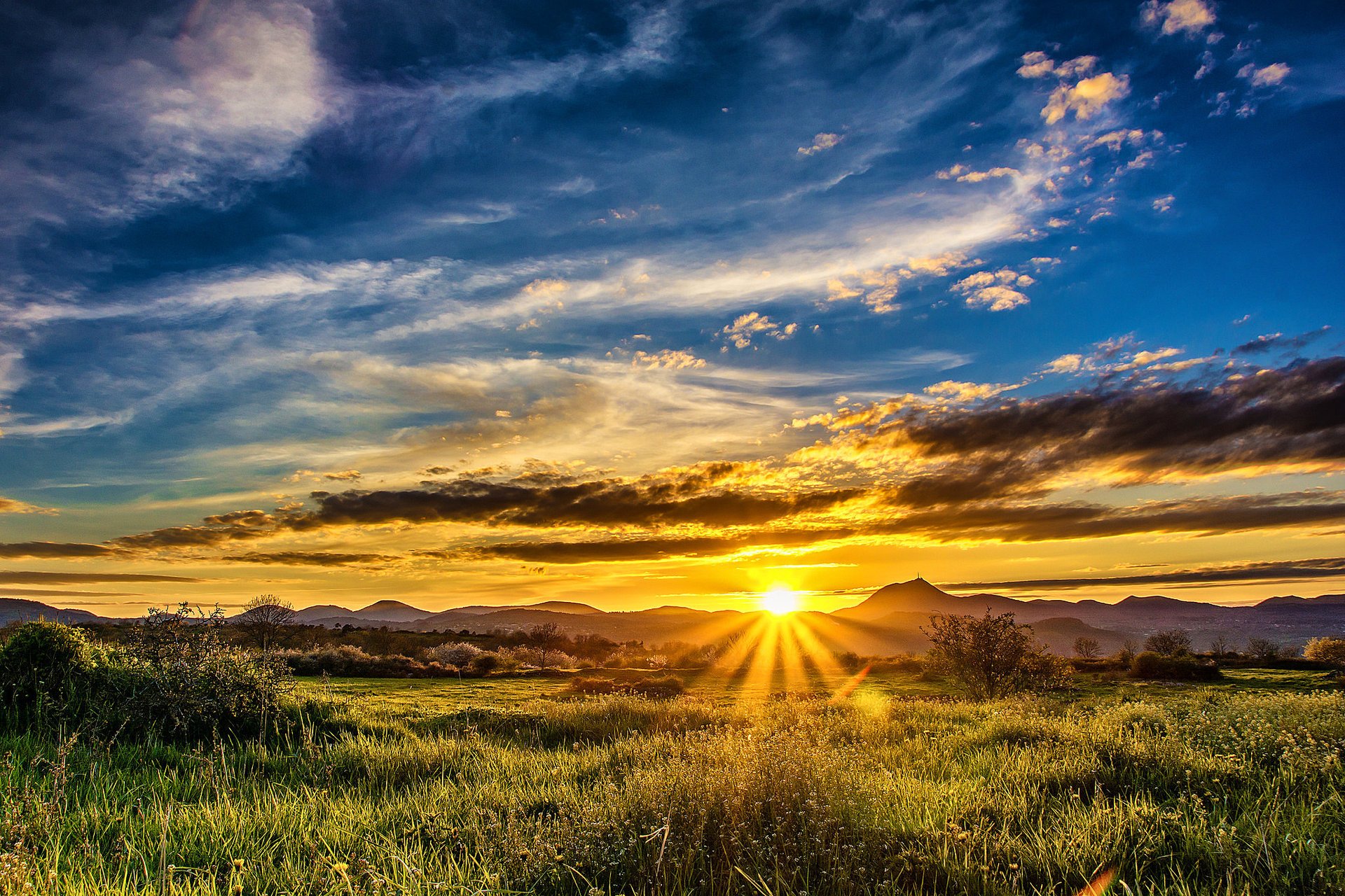 nature printemps champ montagnes paysage coucher de soleil soleil rayons ciel nuages