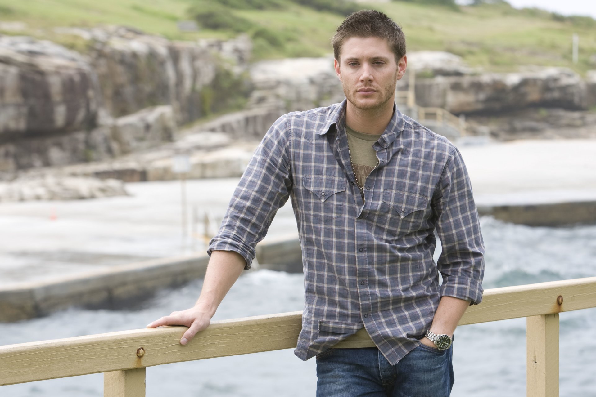 jensen jensen ackles homme acteur série tv surnaturel dean winchester chemise à carreaux montre