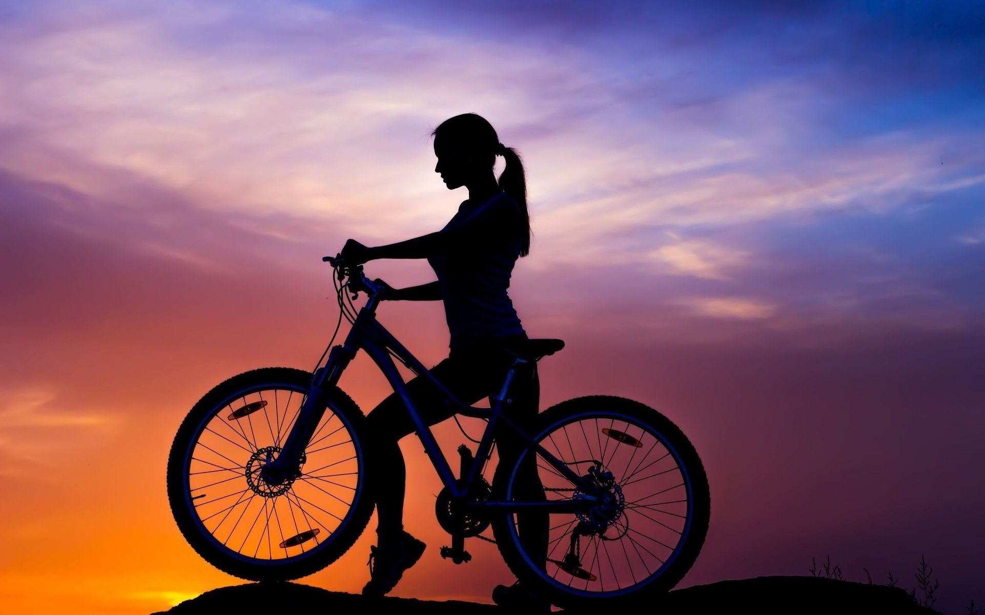 fille montagne vélo extrême coucher de soleil