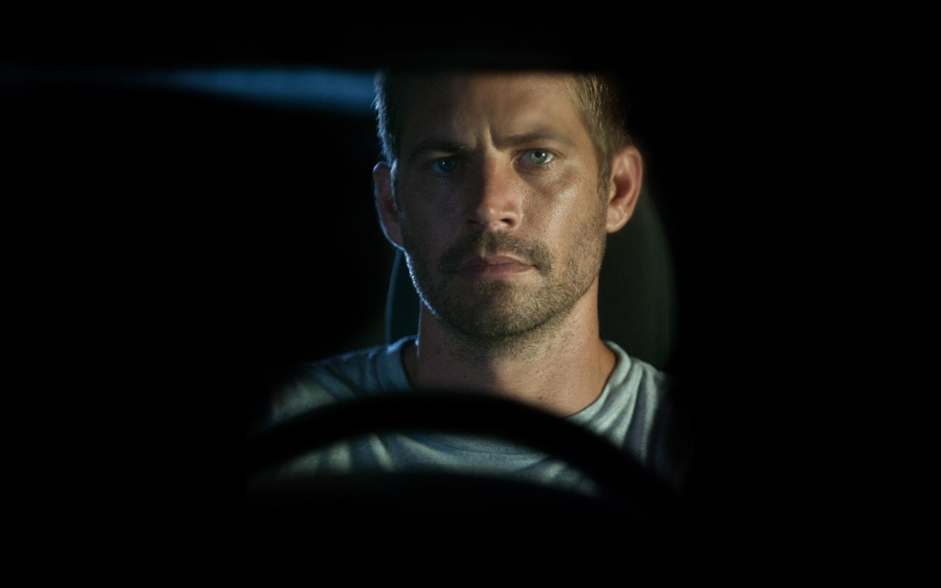 paul walker homme regard rapide et furieux pénombre