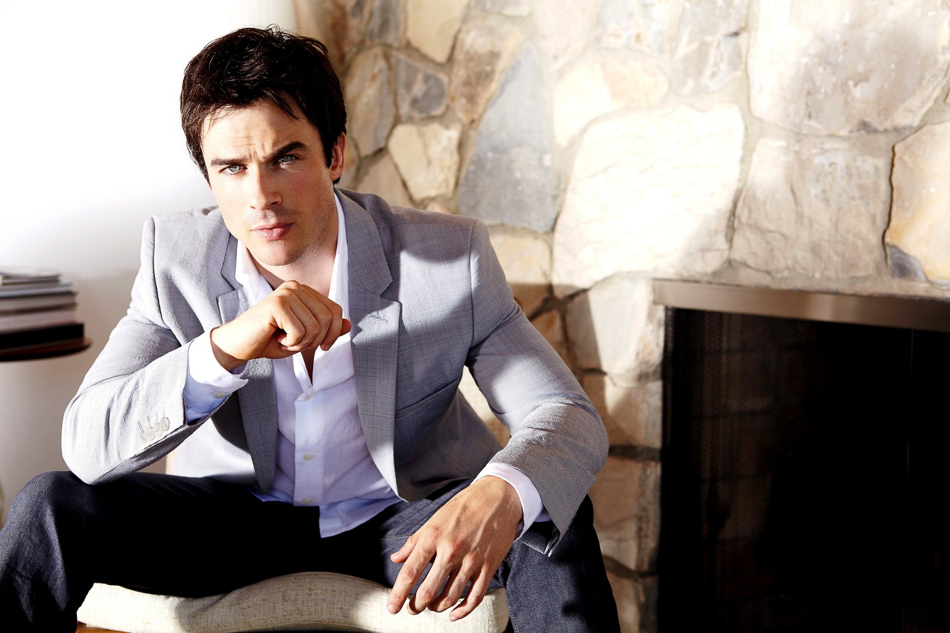 ian somerholder ian somerholder homme brunet acteur visage regard costume chaise