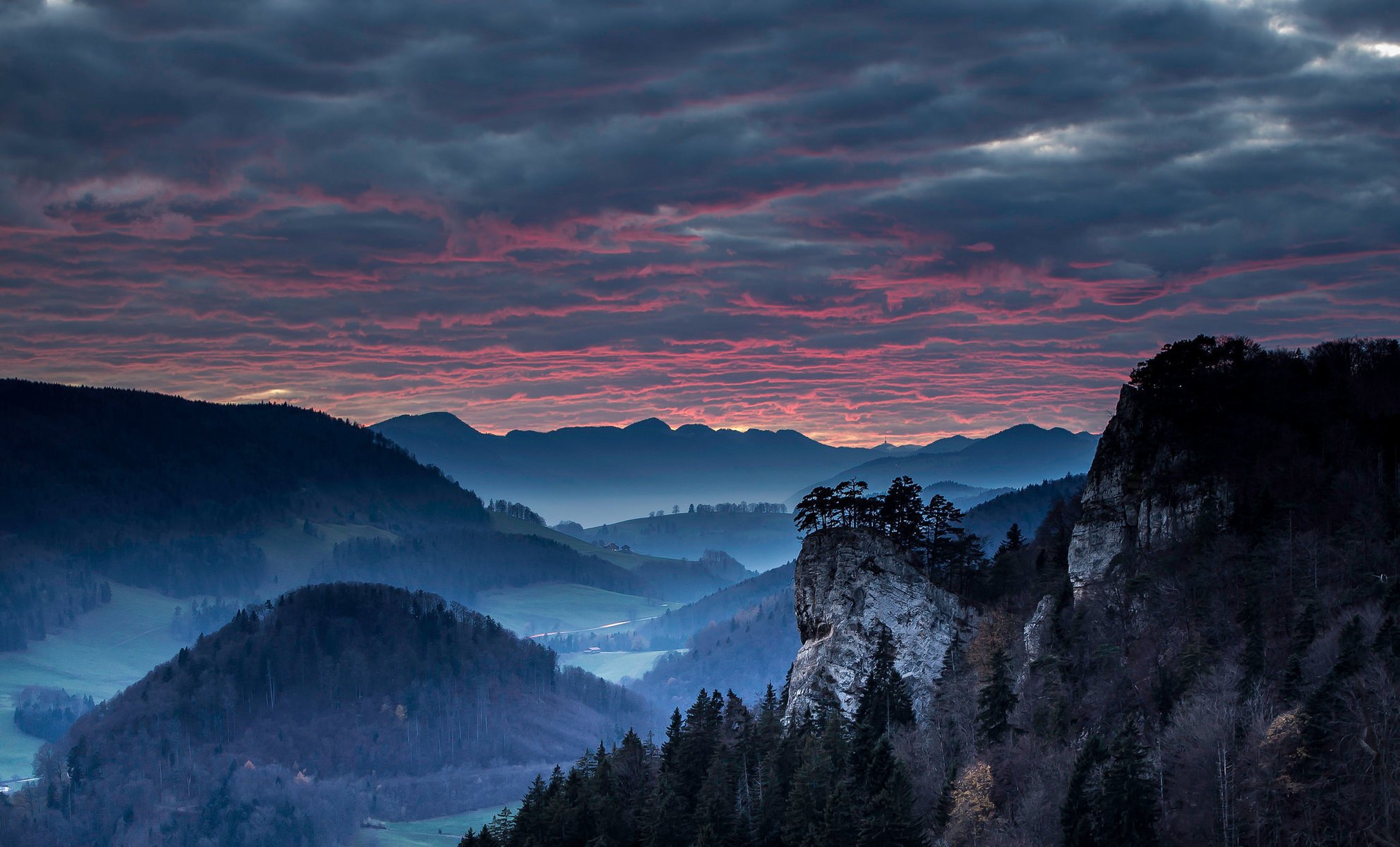 montagne tramonto nuvole sera pietre albero valle foresta