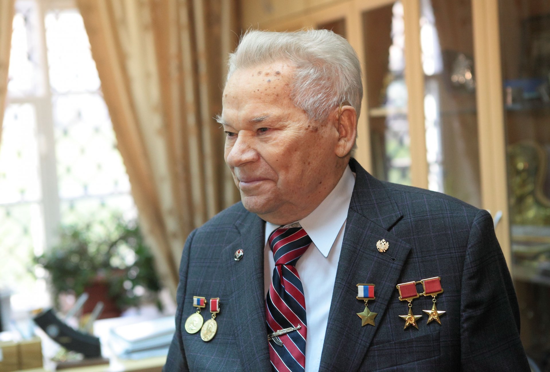 mikhail timofeevich kalashnikov designer di armi creatore della leggendaria mitragliatrice medaglie 10.11.1919-23.12.2013