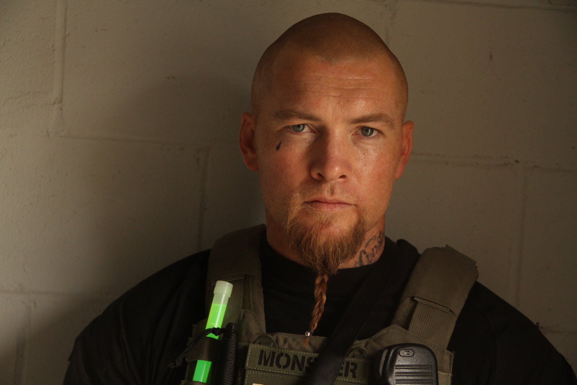 sam worthington ritratto mostro sabotaggio