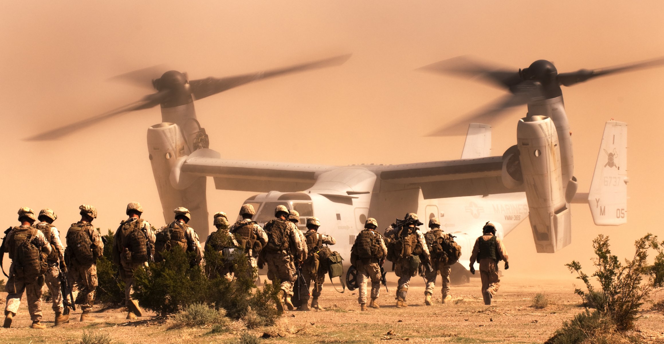 żołnierze marines bell v-22 rybołów tiltrotor pustynia