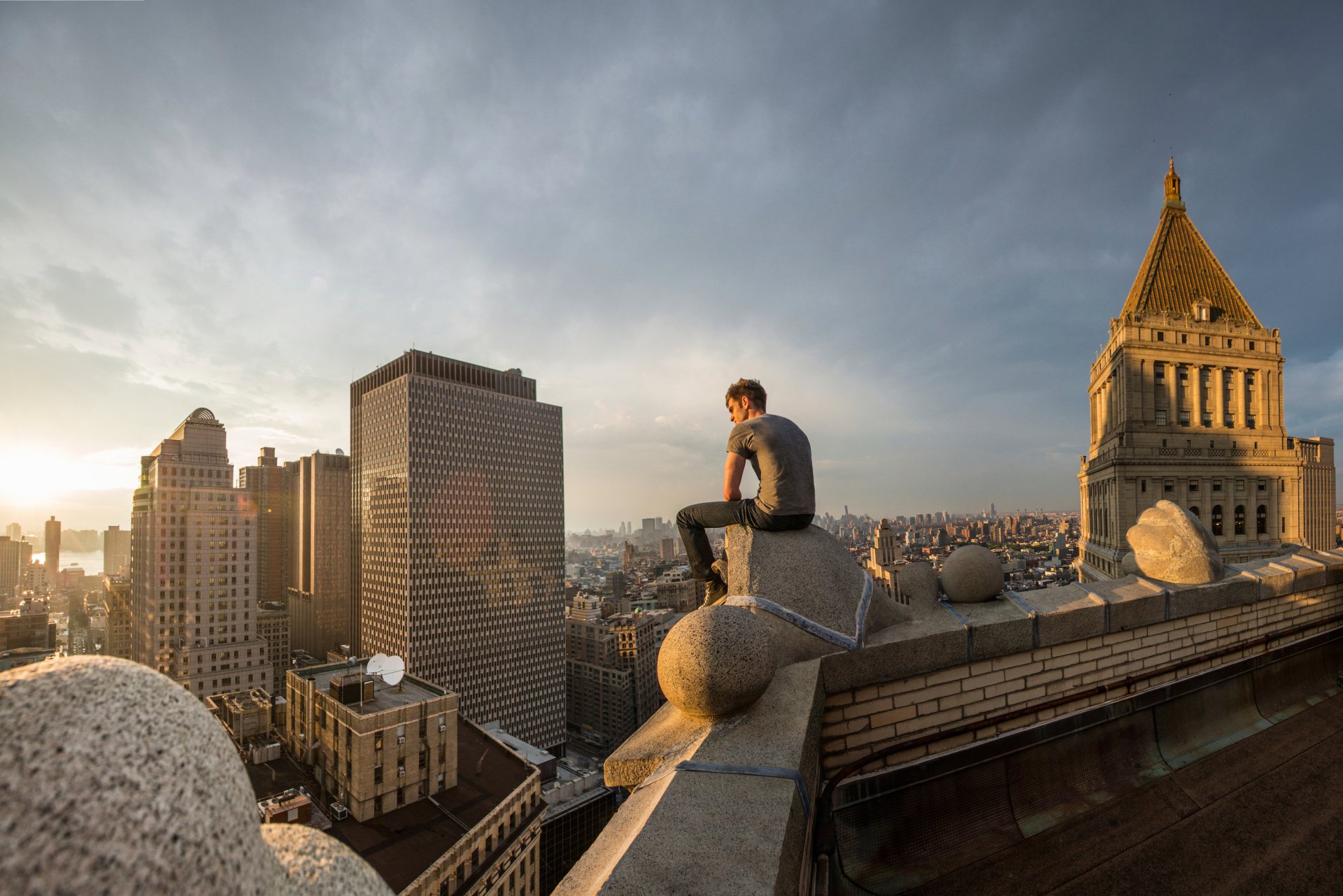 andrew garfield peter parker der neue spider-man stadt dach höhe ansicht