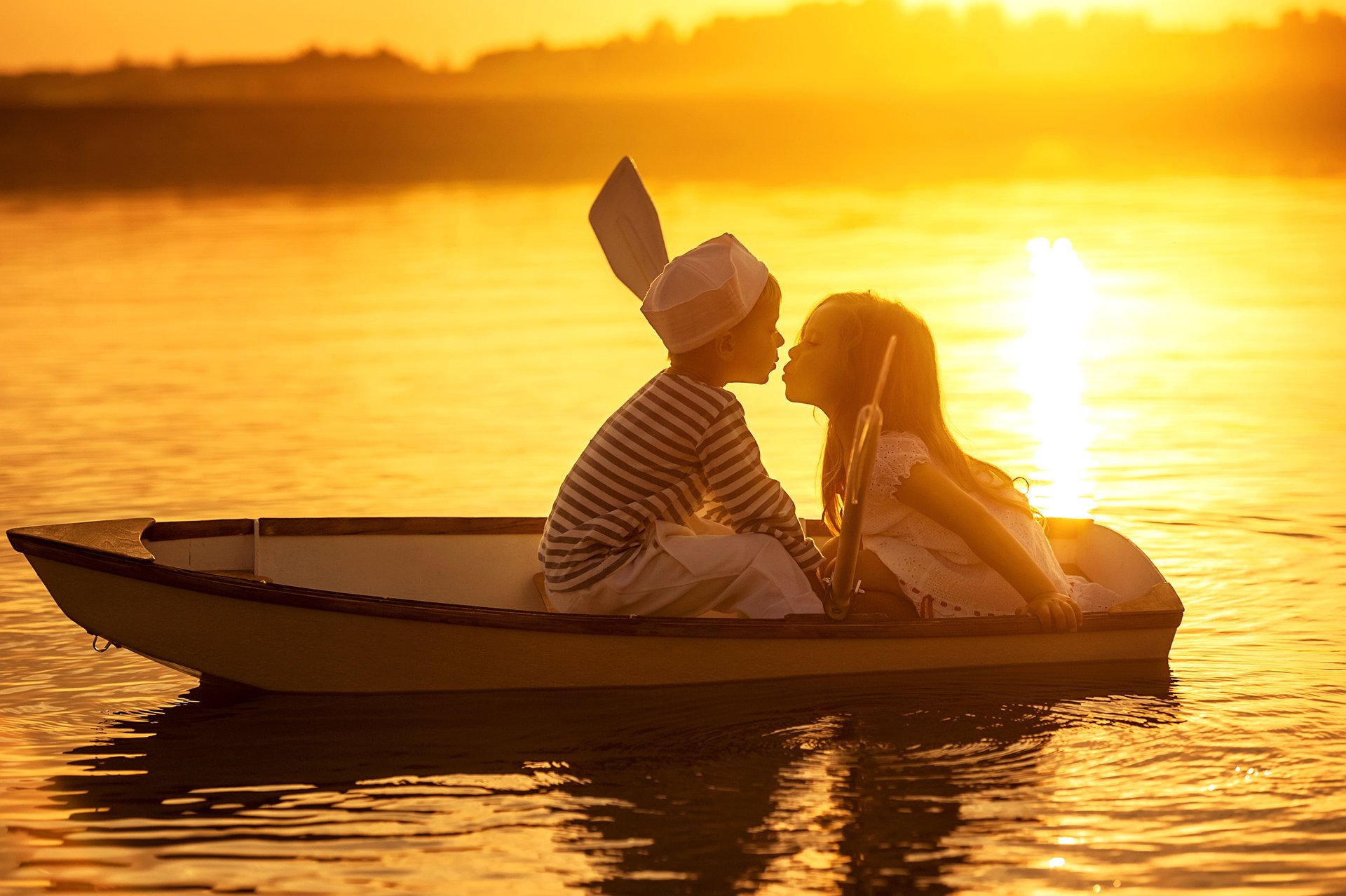 niña niño barco río