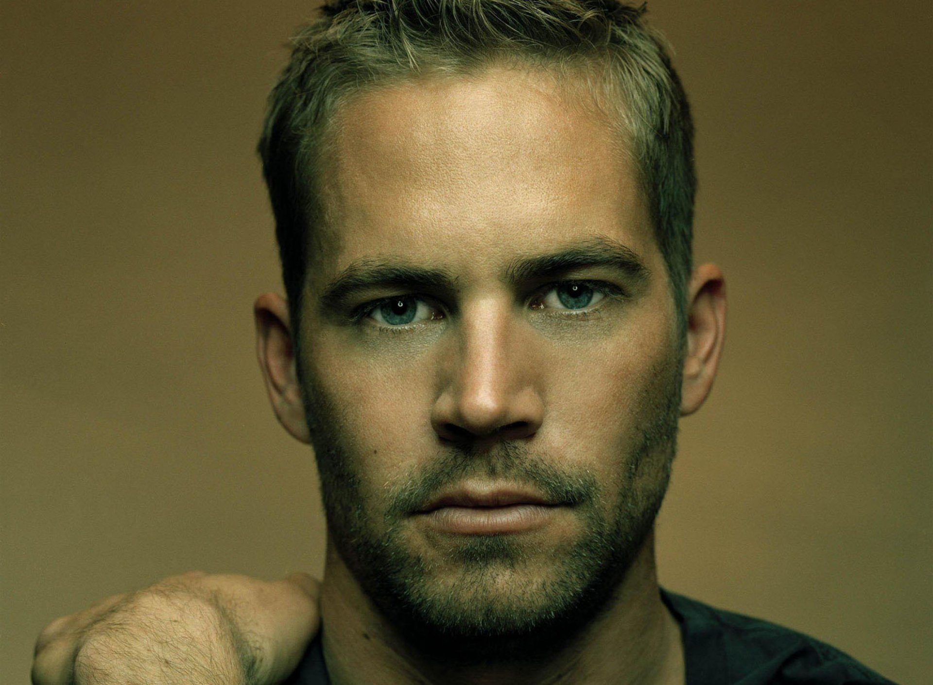 paul walker acteur regard poils