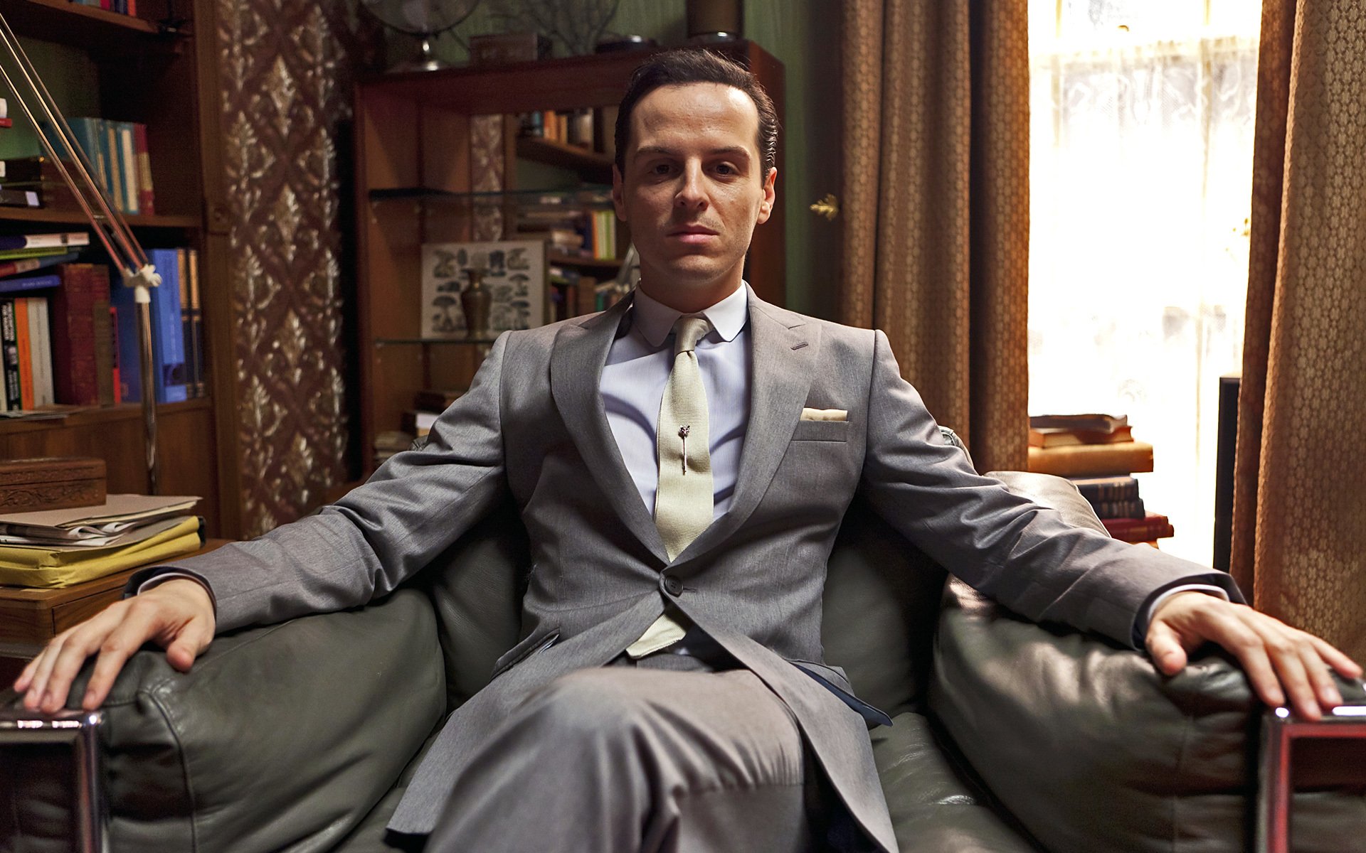 andrew scott andrew scott série tv sherlock jim moriarty fauteuil costume livres