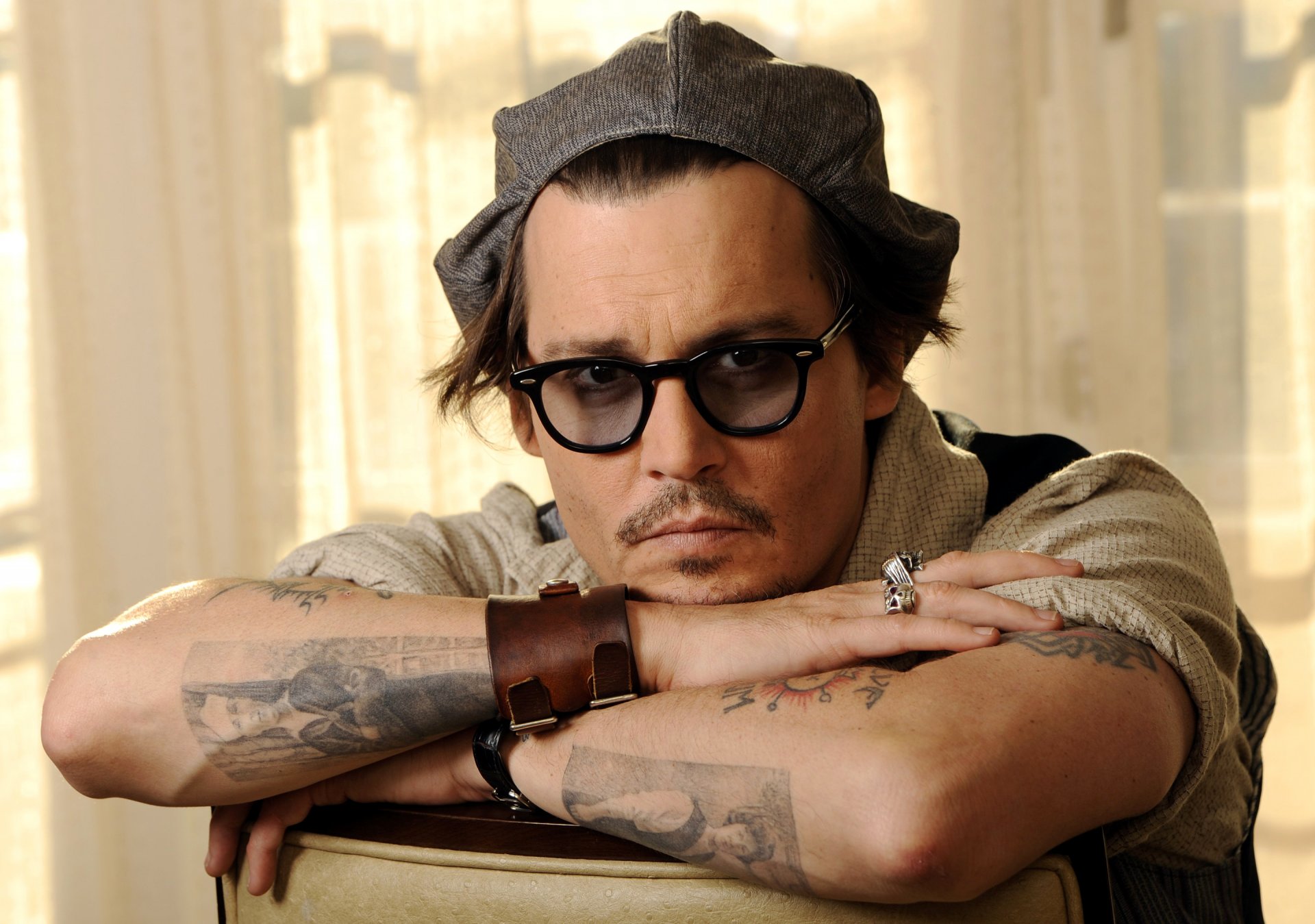 johnny depp actor mirada gafas tatuaje gorra