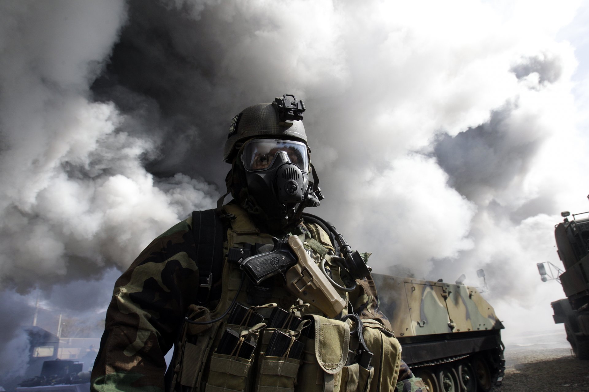 soldat fumée équipement lunettes masque à gaz pistolet déchargement