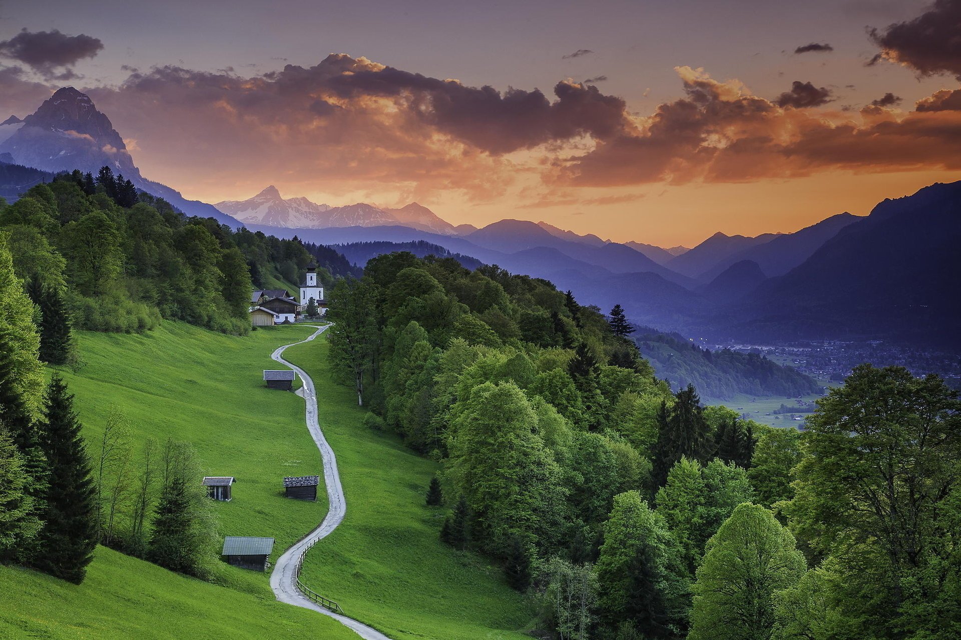 garmisch-partenkirchen bavaria allemagne montagnes forêt vallée église coucher de soleil chemin herbe arbre