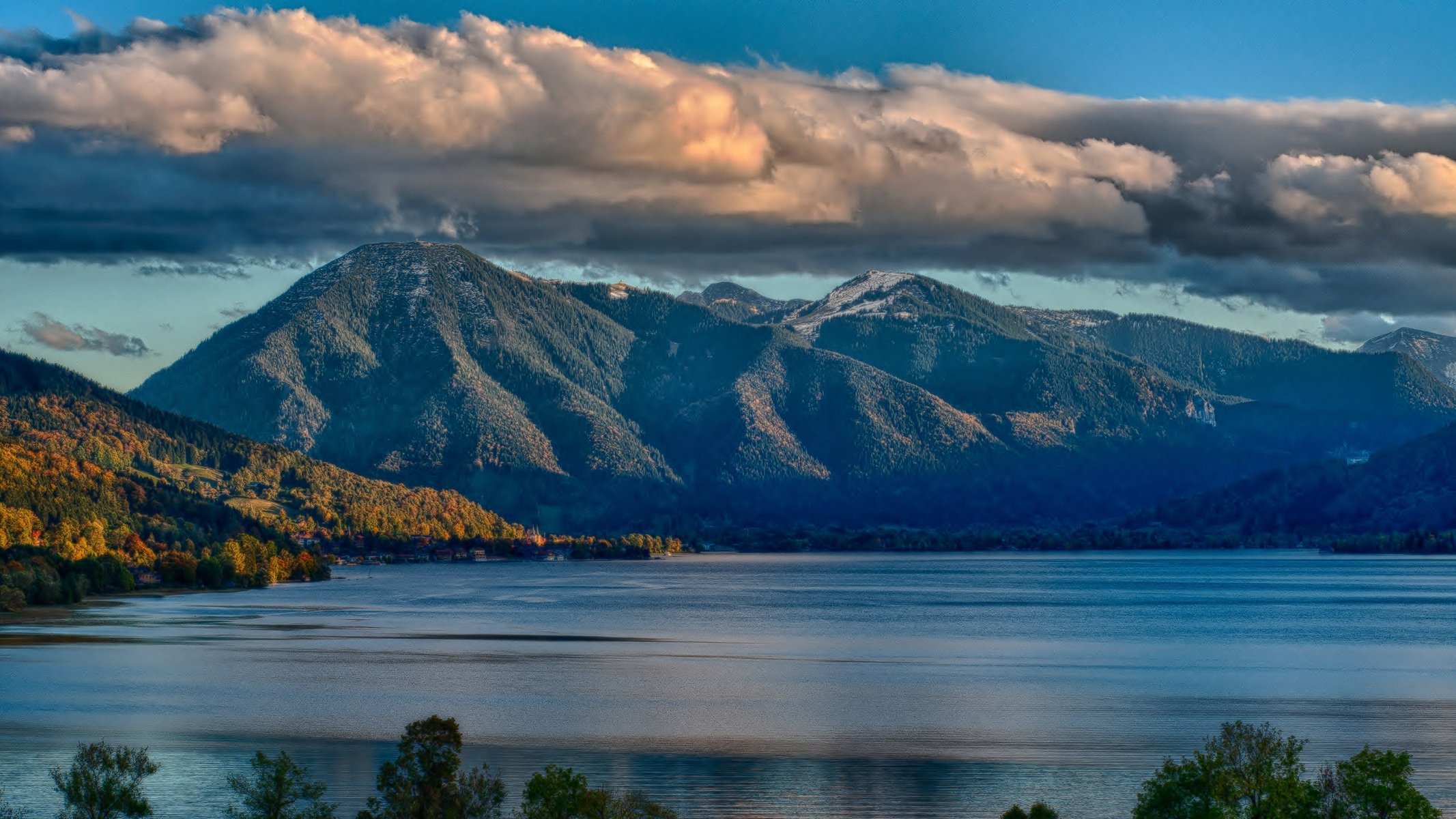 lago di montagna nuvole foresta mattina