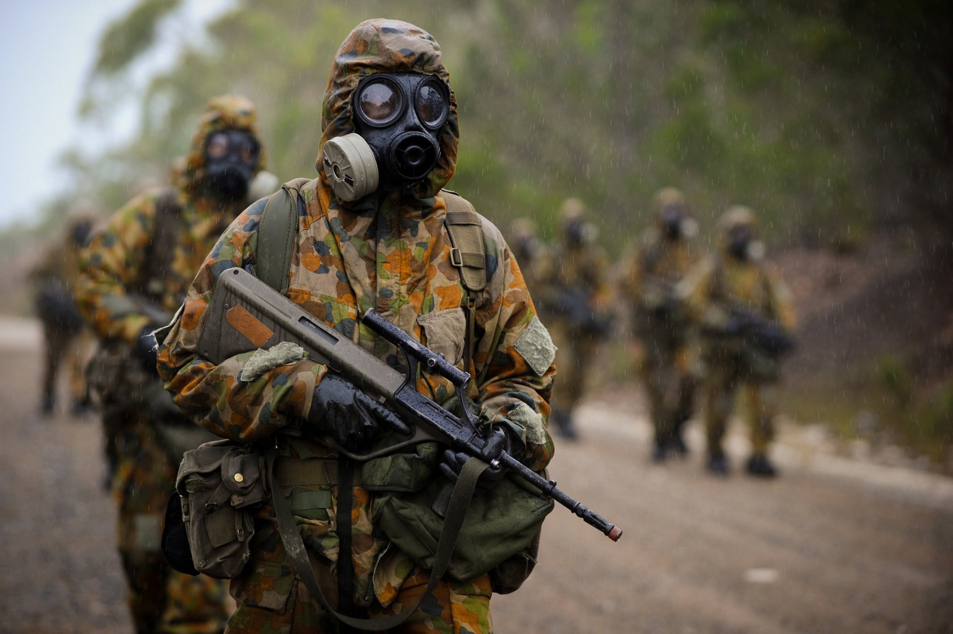 soldati equipaggiamento maschera antigas camuffamento steyr agosto automatico fucile pioggia