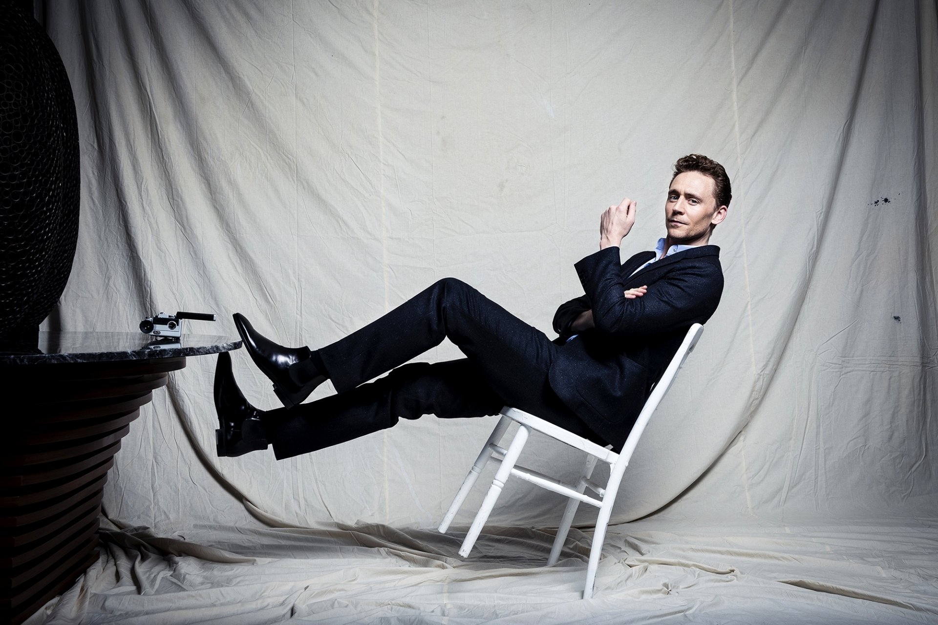 hiddleston tom hiddleston actor man look suit chair