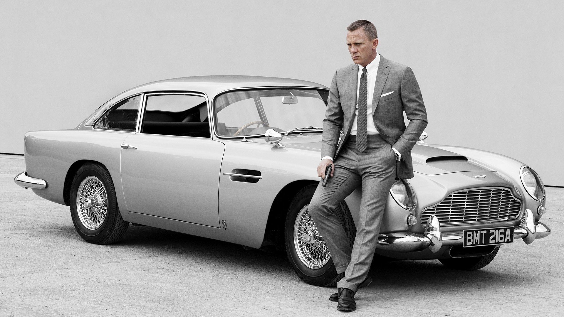 bond coche en traje