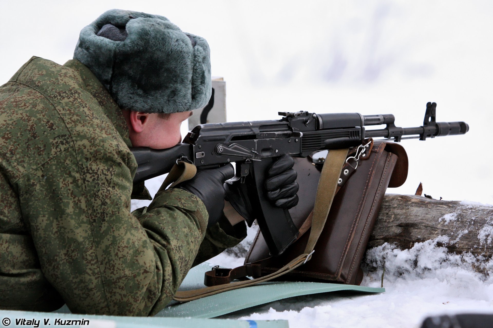 campo de tiro soldado aerotransportado paracaidista ak-74m sombrero ushanka figura guantes bolsa nieve