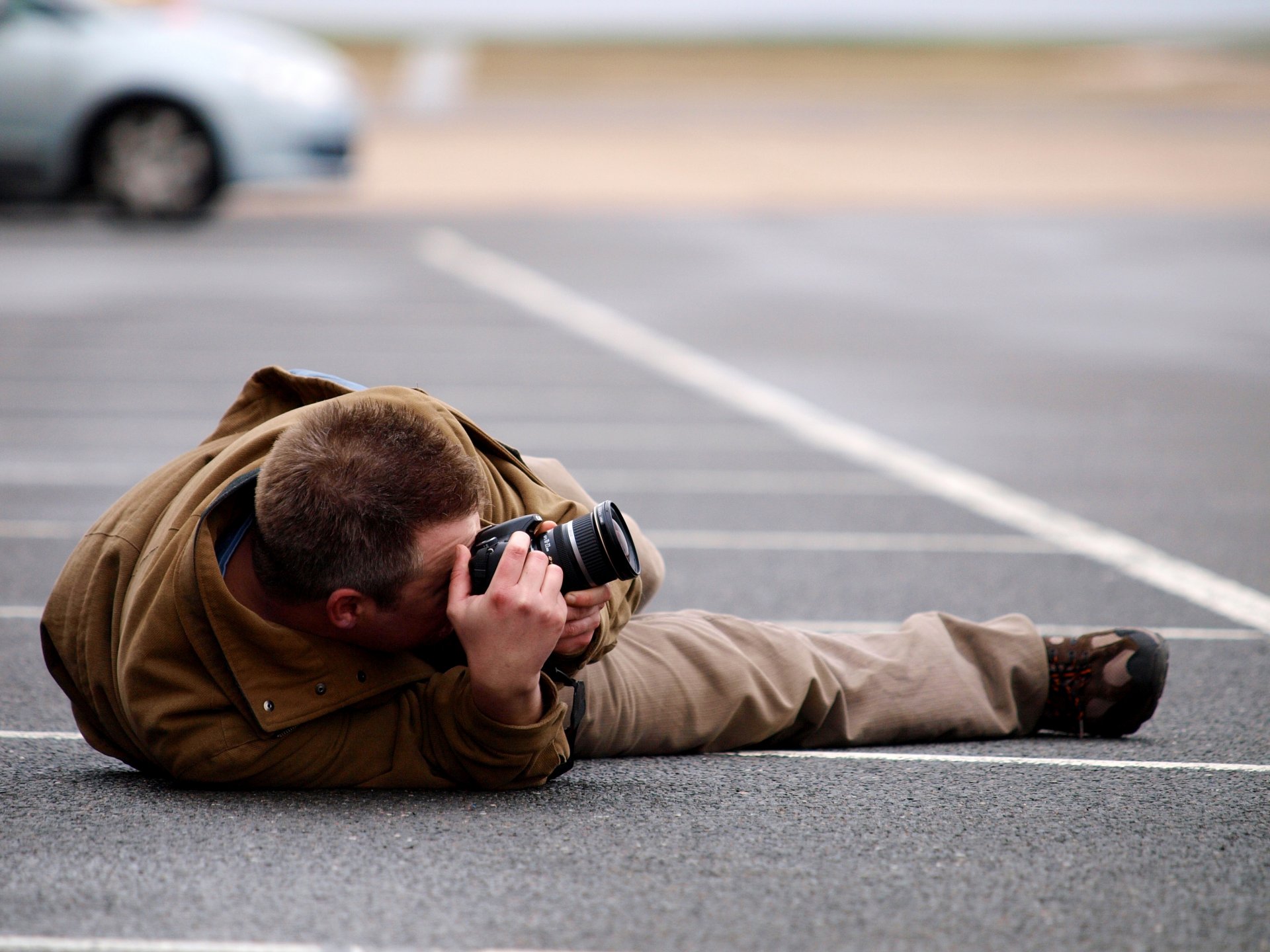 hombre fotógrafo cámara ángulo fondo desenfoque