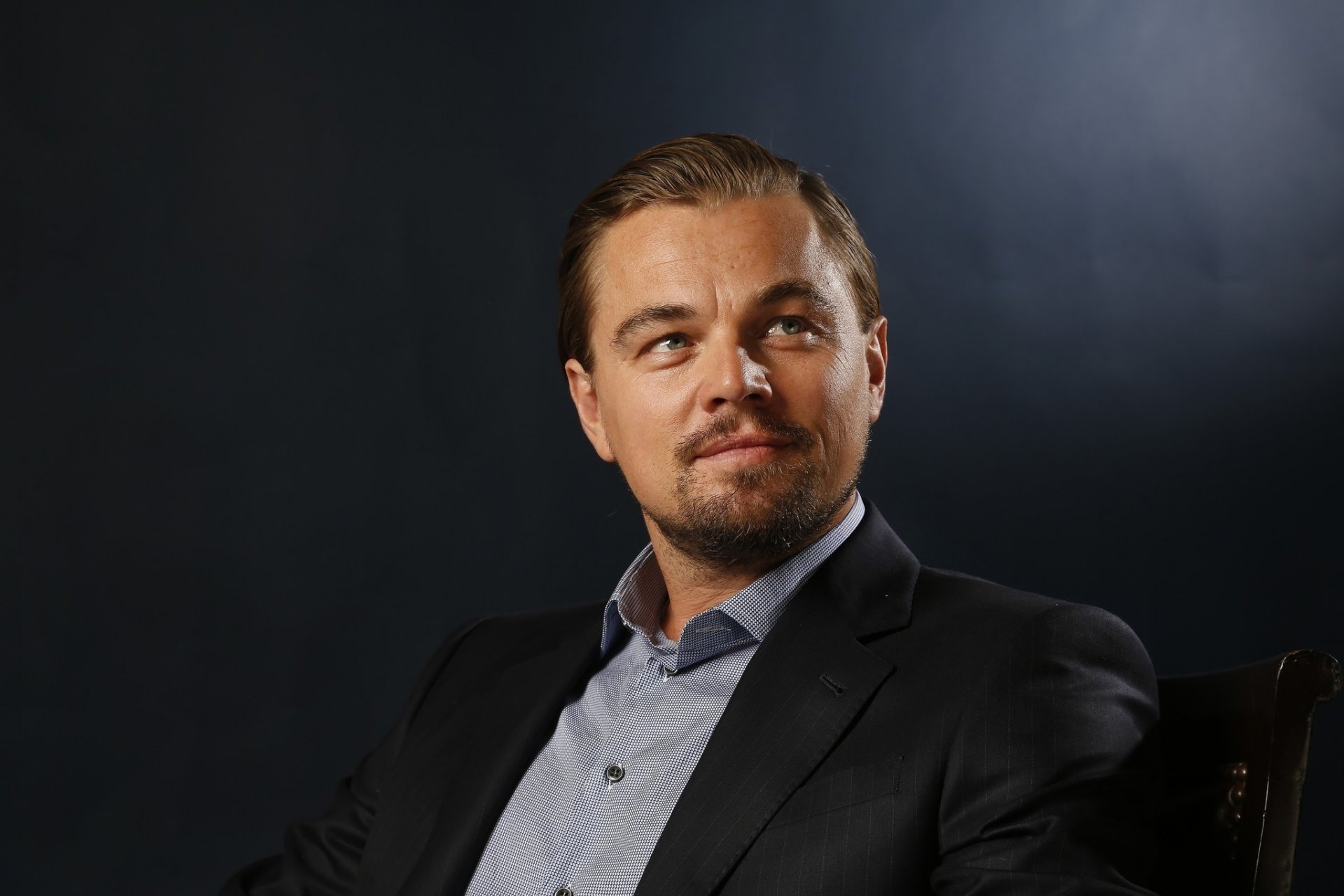 leonardo dicaprio uomo attore volto sguardo poltrona