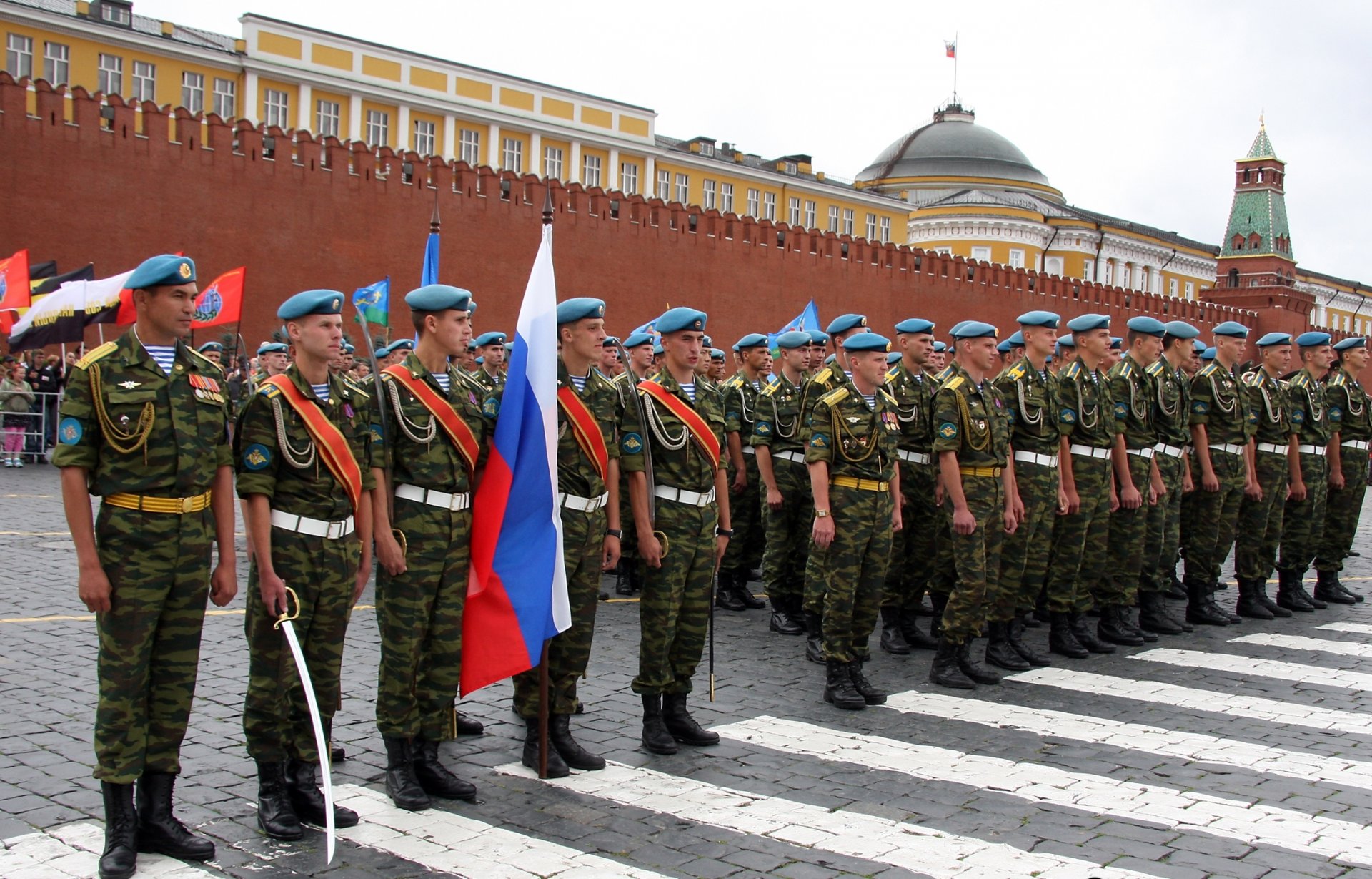 soldats place rouge russie parachutistes troupes aéroportées bérets bleus drapeau fierté