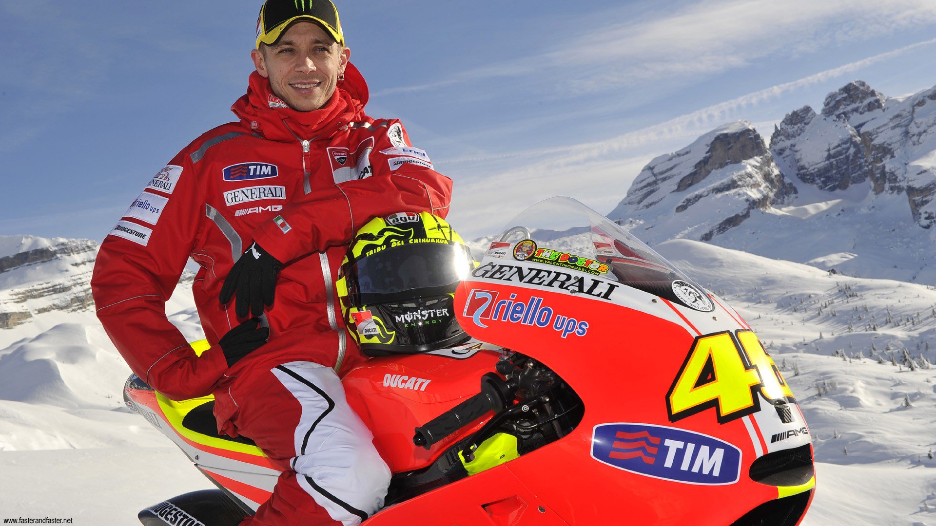 valentino rossi sport automobile sport ciel montagne neige casque motoneige médecin