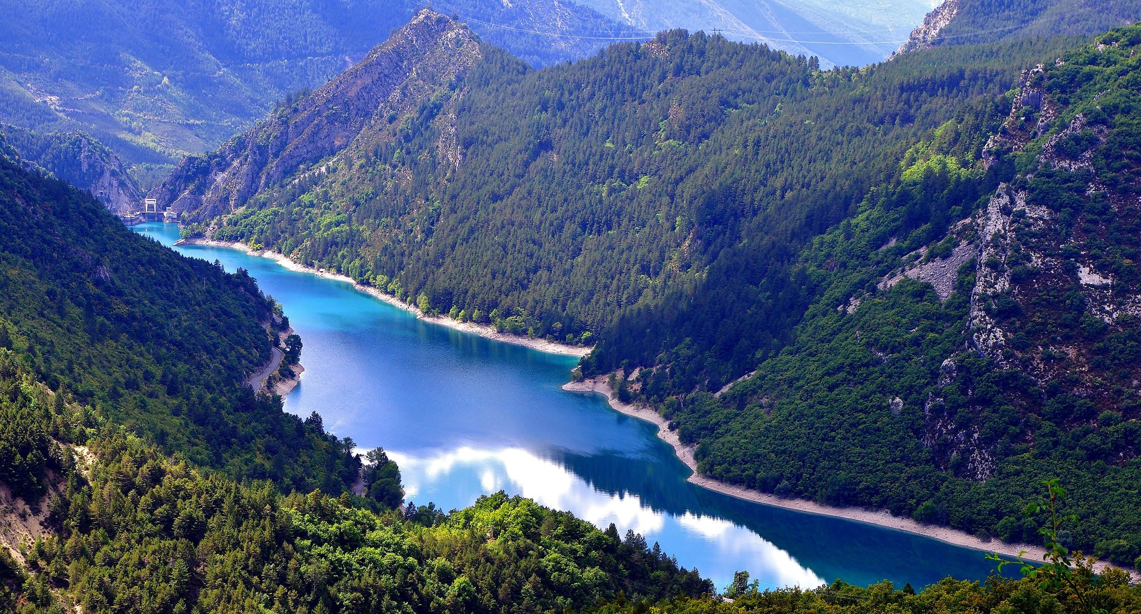 diga fiume montagne alberi paesaggio