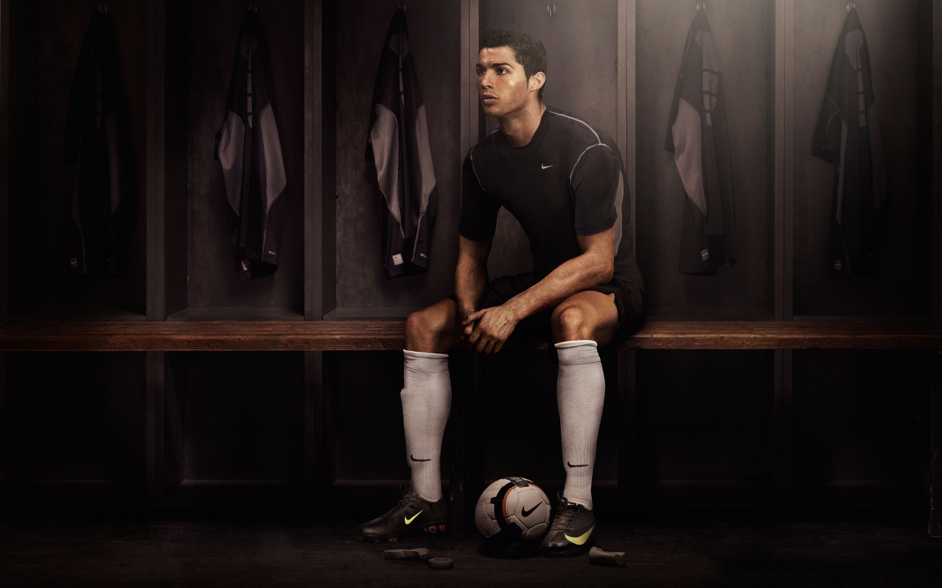 cristiano ronaldo piłka nożna szatnia zawodnik ciemny nike real madryt portugalia