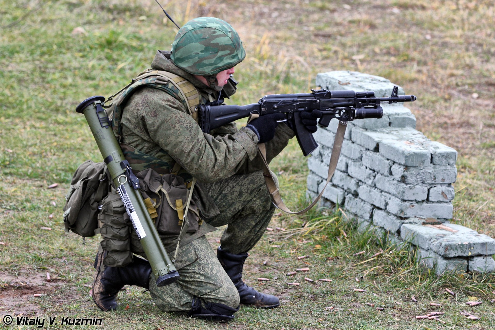 russisch soldat kämpfer ak schießstand wald tarnung helm