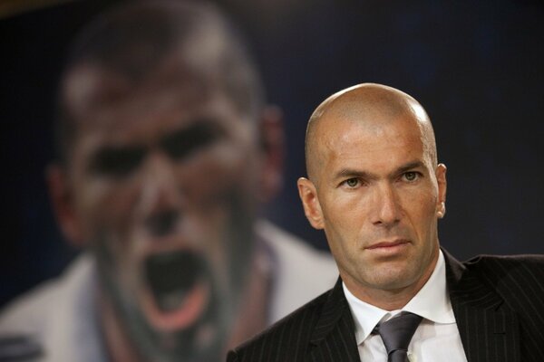 Zinedine Zidane con una chaqueta en el fondo de su foto