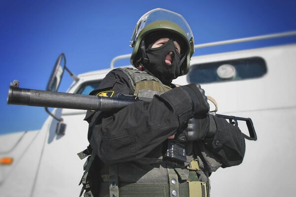 Un combattant des forces spéciales dans un casque avec une mitrailleuse