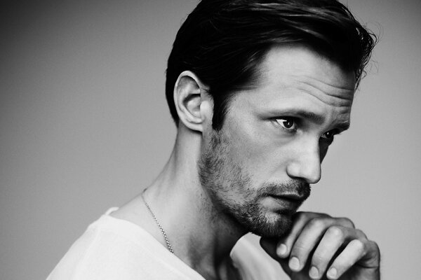 La mirada melancólica de Alexander Skarsgard soldado equipado