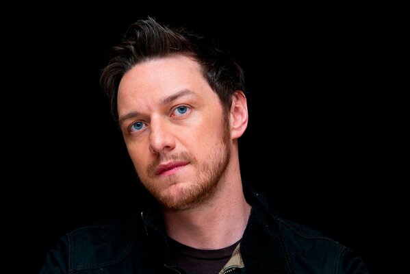 James McAvoy aux yeux bleus Minet avec une coiffure chic