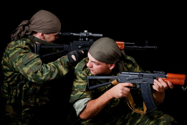 Soldados del ejército con fusil AK 74