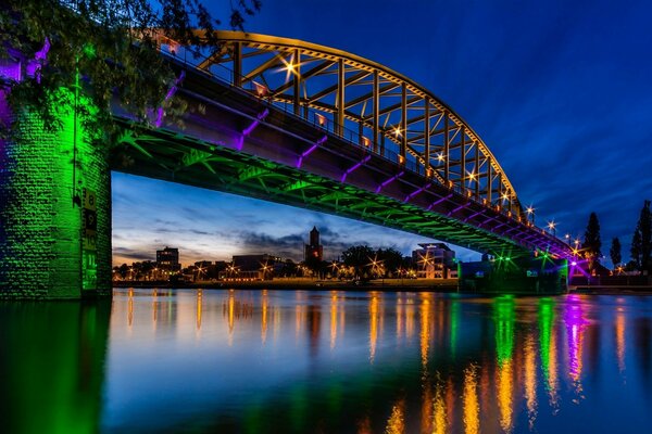 Un puente en los países bajos en el resplandor de la noche